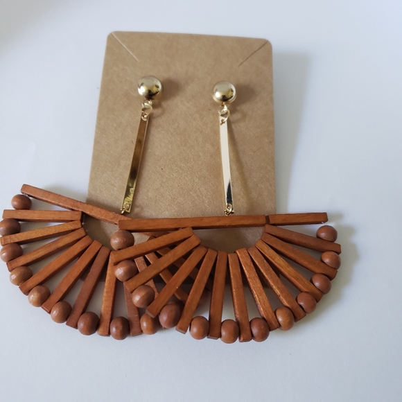 Bohemian wood and gold dangle earrings - Picture 4 of 8